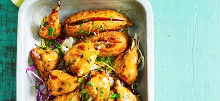 Gemarineerde kipdrumsticks met appel-koolsla