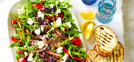 Warme Griekse salade met lam & muntpesto