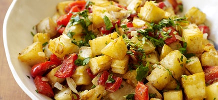 Yucca croustillant avec poivrons, oignons et lime