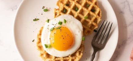 Gaufres salées aux pois chiches, garnies d'un œuf et de ciboulette
