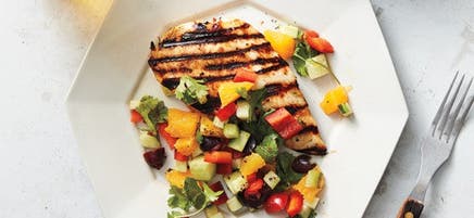 Poulet avec salade de concombres, d’oranges et d’olives