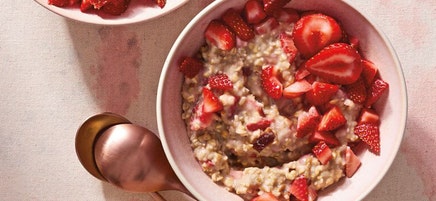 Slow-cooker strawberry steel-cut oats