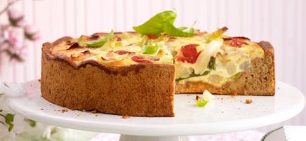 Spargelquiche mit Geflügelschinken