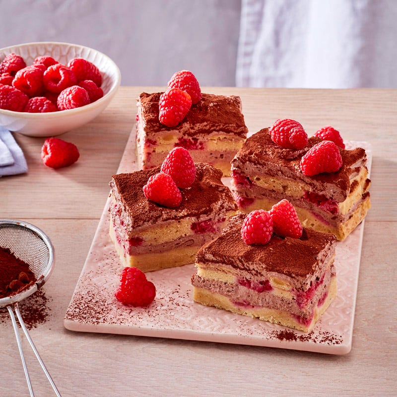 Erdnusskuchen mit Schokocreme und Beeren