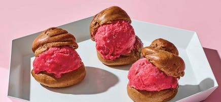 Choux à la crème au chocolat avec crème glacée de banane aux framboises