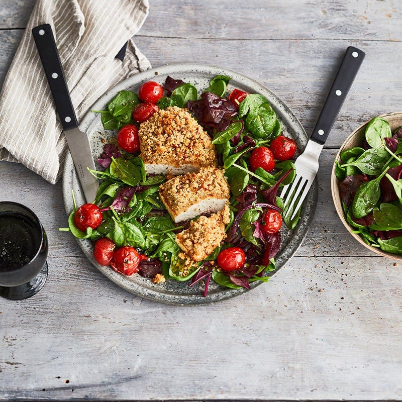 Hähnchenbrustfilet mit nussiger Senfkruste auf Spinatsalat