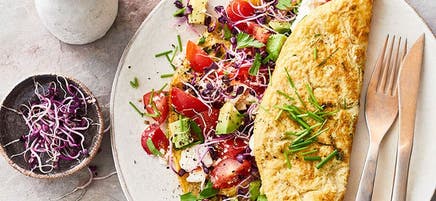 Gefülltes Kräuter-Omelette mit Avocado, Tomaten und Sprossen