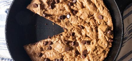Biscuit au beurre d’arachide et aux pépites de chocolat cuits à la poêle
