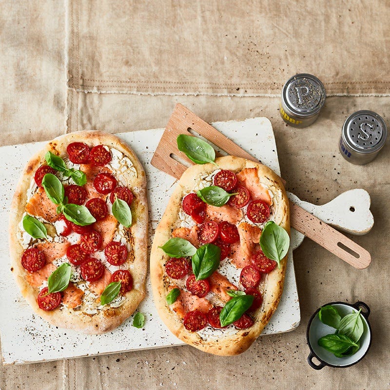 Pinsa mit Lachs und Kirschtomaten