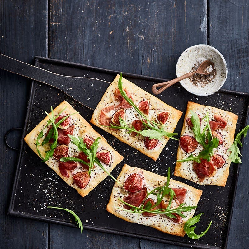 Mini-Pizzen mit Parmaschinken und Feigen
