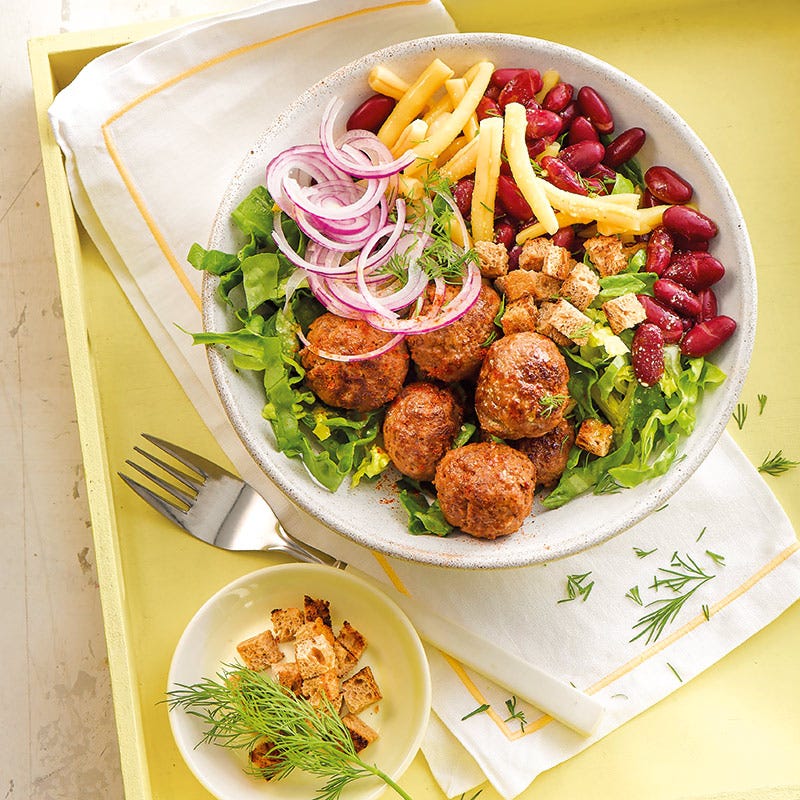 Frikadellen-Bowl mit Croûtons