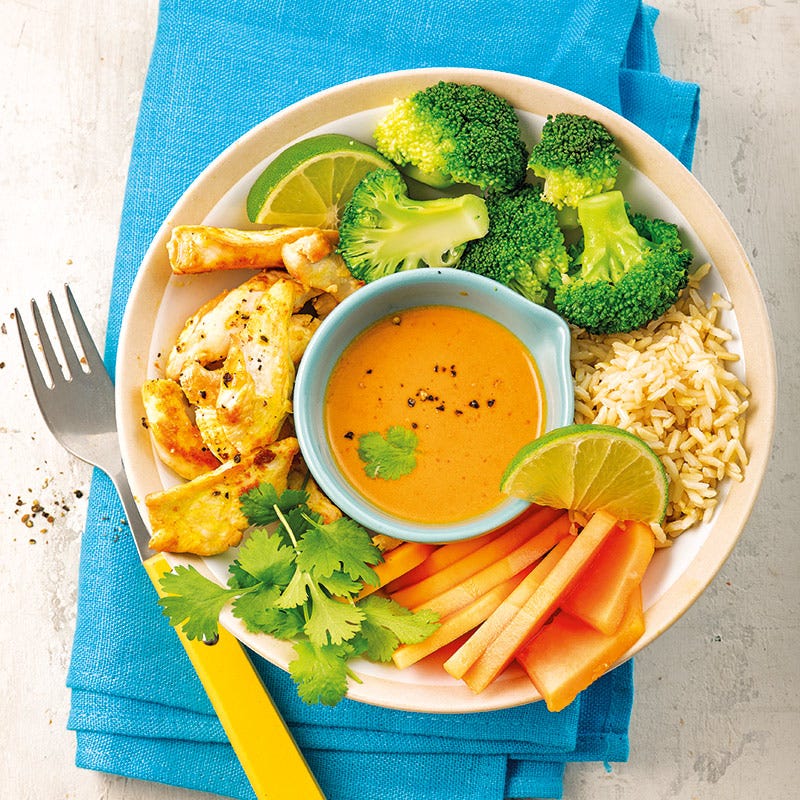 Thailändische Hähnchen-Bowl mit Erdnusssauce