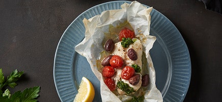 Torskrygg i paket med oliver och gremolata