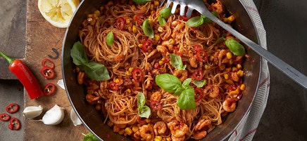 Chili- och vitlöksräkor med pasta och majs