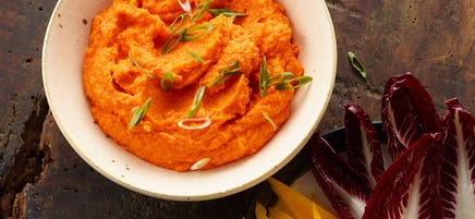 Trempette épicée aux carottes, à la sriracha et au sésame
