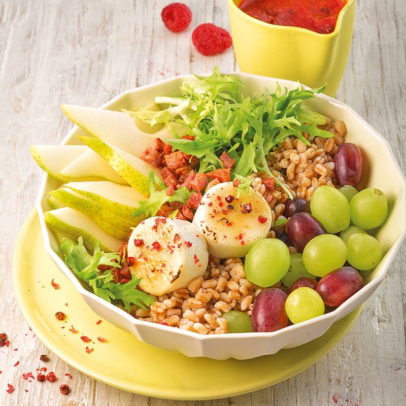 Fruchtige Dinkel-Bowl mit Ziegenkäse