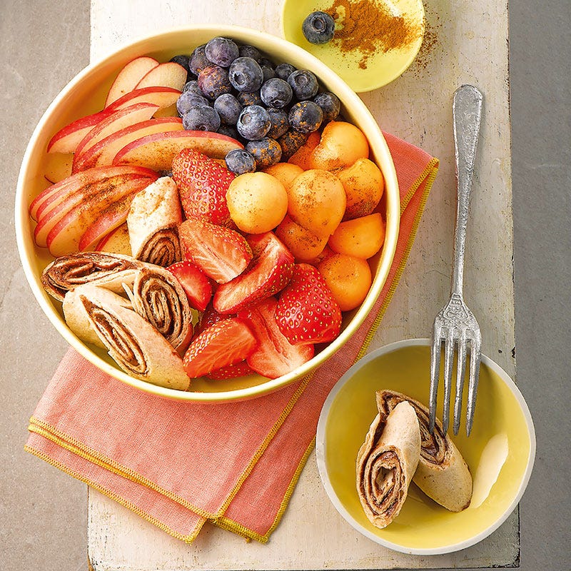 Früchte-Bowl mit Wrapröllchen