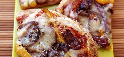Pizza grillée à la saucisse, aux oignons et aux poivrons