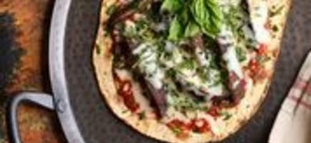 Pizza grillée sur pain plat aux champignons portobellos