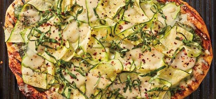 Pizza grillée au pesto et aux courgettes