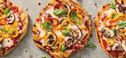 Pizzas grillées aux champignons et aux poivrons