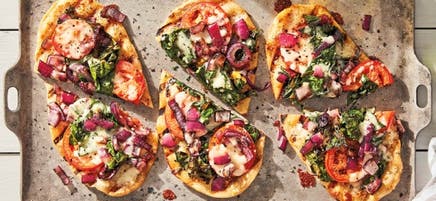 Pizzas grillées à la bette à carde et aux tomates