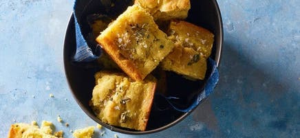 Pain de maïs jaune avec babeurre et thym