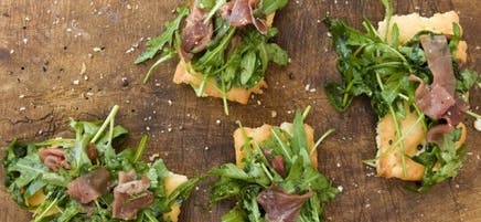 Focaccia au prosciutto et à la roquette