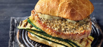 Parmesan-Schnitzel-Burger mit Grillzucchini