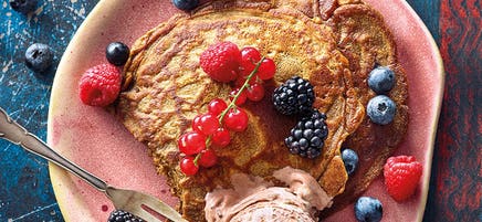 Kaffee-Pfannkuchen mit Eis und Beeren