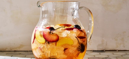 Vit sangria med persika, plommon och körsbär