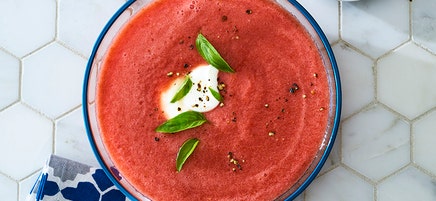 Vattenmelongazpacho med jalapeño och basilika