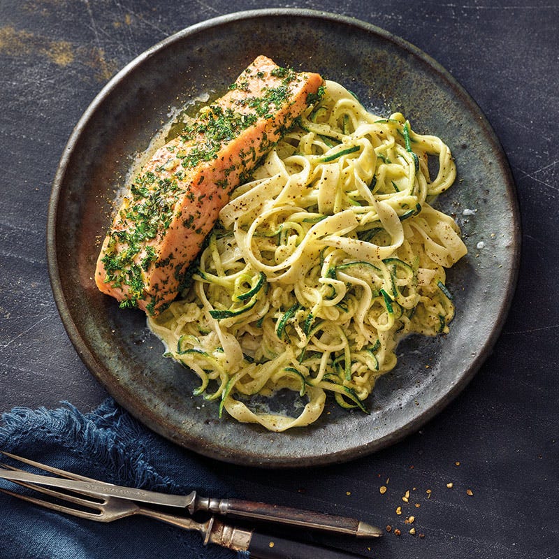Kräuterlachs auf Zucchinipasta