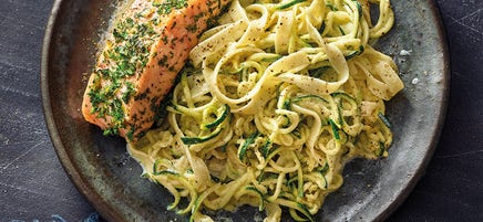 Kräuterlachs auf Zucchinipasta