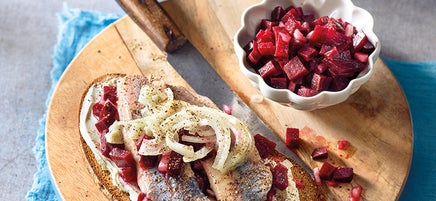 Matjes und Rote Bete auf Brot