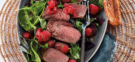 Wildkräutersalat mit Himbeerdressing und Rinderfilet