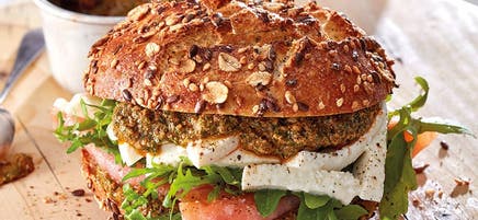 Lachsburger mit Rucolapesto