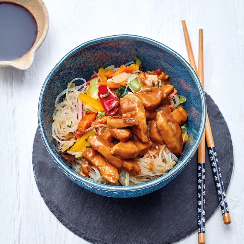 Lauwarmer Glasnudelsalat mit Erdnusshähnchen
