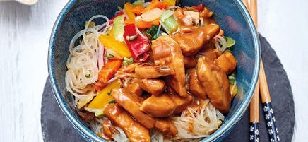 Salade de glass noodle tiède avec poulet aux cacahuètes