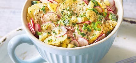 Salade de pommes de terre aux herbes avec sauce aux amandes