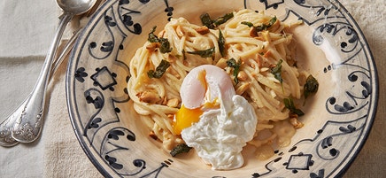 Krämig citronpasta med pocherat ägg