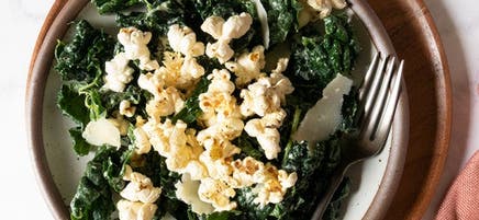 Salade César au chou frisé et aux croûtons de maïs soufflé au parmesan