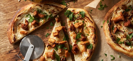 Långjäst pizza med citron och kantareller
