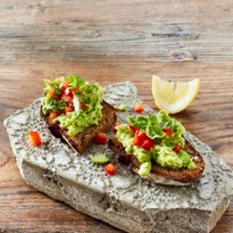 Edamame-Hummus-Crostini