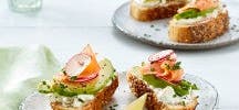 Avocado-Schnitten mit Lachs