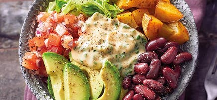 Bowl d'avocat aux haricots et pommes rôties