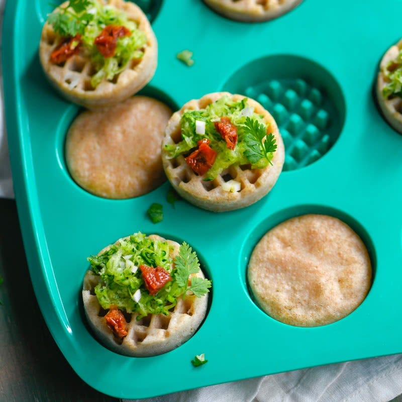 Vegane Waffeln mit Gemüse und Tofu