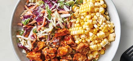 Poulet BBQ, maïs et salade de chou