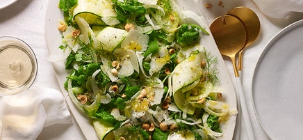 Zucchini- och fänkålssallad med hasselnötter