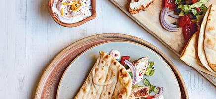 Pita mit Piri-Piri-Poulet und Salat / Pita mit Piri-Piri-Hähnchen und Salat